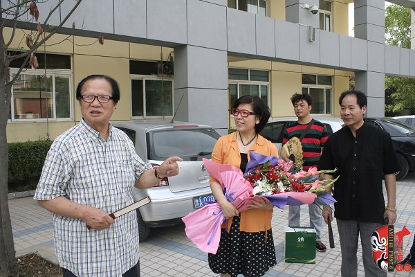  左起：著名豫劇表演藝術家賈庭聚、河南電臺戲曲廣播總監(jiān)木子、唐派再傳弟子郭志成等待看望馬云玲女士