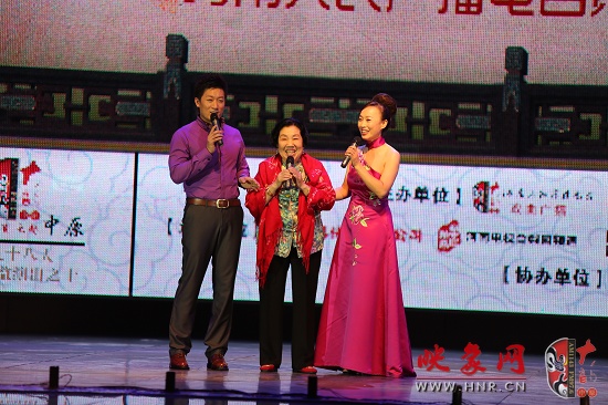 著名越調(diào)表演藝術(shù)家、越調(diào)皇后毛愛蓮（中）