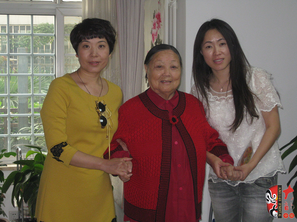 河南電臺戲曲廣播總監(jiān)木子（左)、央視戲曲頻道欄目總編李穎（右）與馬金鳳（中）合影