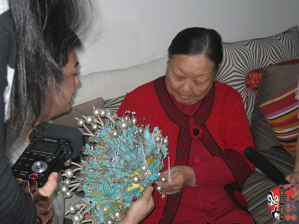又看到梅蘭芳送給自己的鳳冠，老太太很激動
