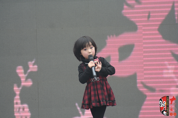 河南電視臺《梨園春》明星小擂主、河南軒逸少兒藝術(shù)培訓(xùn)中心張楚怡演唱豫劇《抬花轎》選段“從今后不當(dāng)那老