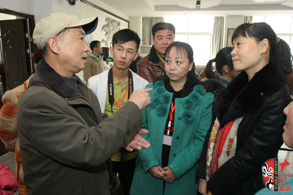 03著名黃梅戲表演藝術(shù)家、有“小董永”之稱的夏承平進(jìn)入比賽現(xiàn)場就被黃梅戲粉絲圍觀