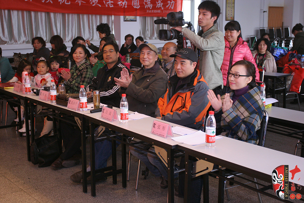 評(píng)委（左起）：河南電臺(tái)戲曲廣播《票友排行榜》河南十大名票黃立群、陜西戲曲廣播資深音樂編輯焦詠、著名黃