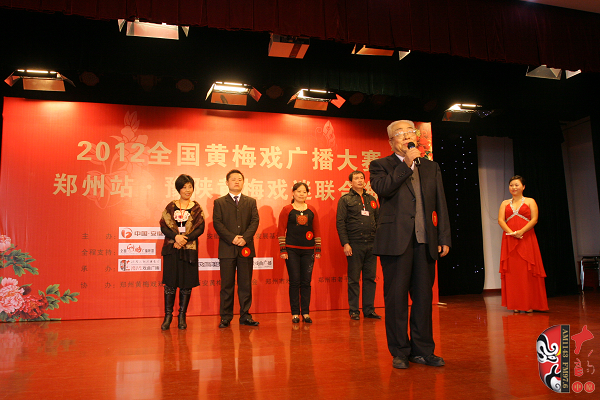 選手五人一組上臺(tái)表演，臺(tái)上為第一組選手