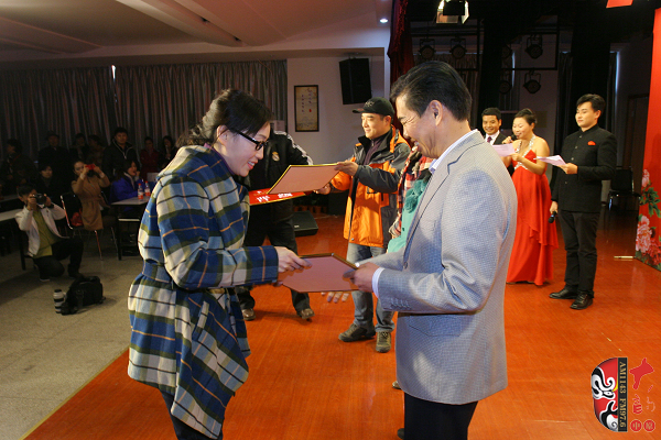 河南電臺(tái)戲曲廣播副總監(jiān)張彤、安徽戲曲廣播副總監(jiān)汪源、陜西戲曲廣播資深音樂編輯焦詠為晉級(jí)選手頒發(fā)晉級(jí)牌