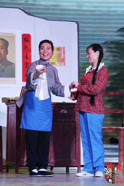 第三場，河南電臺(tái)戲曲廣播總監(jiān)木子（左）飾栓保娘，《梨園星秀場》《有你就有戲》主持人媛媛（右）飾銀環(huán)