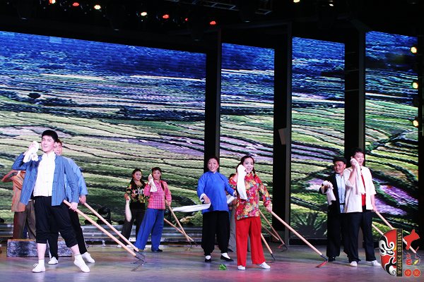 群眾勞動(dòng)場面，劇中演員包含票友、專業(yè)演員、戲迷