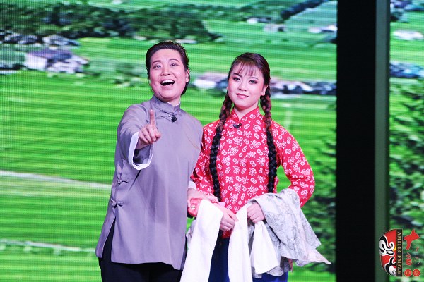 第九場，河南電臺(tái)戲曲廣播總監(jiān)木子（左）飾栓保娘，素雅青年豫劇團(tuán)劉帥毅（右）飾銀環(huán)