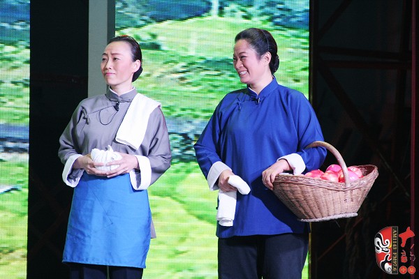 第七場，河南電臺(tái)戲曲廣播副總監(jiān)、中國播音主持金話筒獎(jiǎng)獲得者張彤（左）飾栓保娘