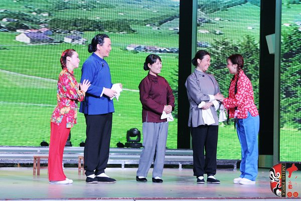 著名戲曲節(jié)目主持人、河南電臺(tái)戲曲廣播當(dāng)家小生月陽（左二）反串飾演二大娘