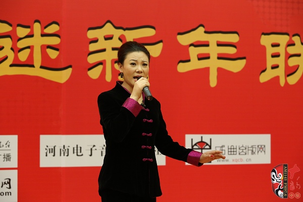 戲曲廣播主持人王唯、曉琴、丁蘭、李鋮及鄭州市曲劇團優(yōu)秀演員張娜共同表演的小品《賣鞋》