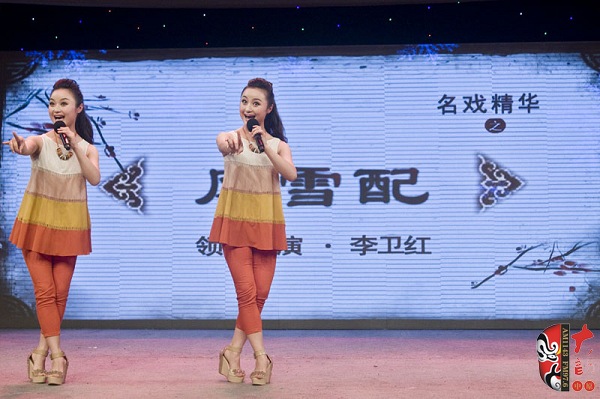 高玉明、高玉慧雙胞胎姐妹助興表演