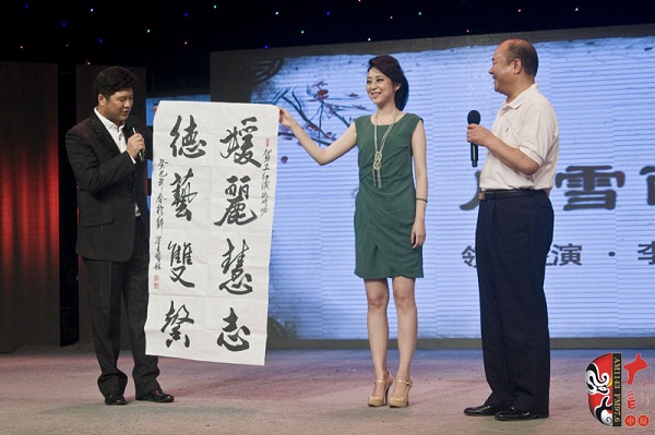 美國(guó)商會(huì)河南分會(huì)會(huì)長(zhǎng)、豫劇名票翟金城先生親自揮毫增字祝賀并當(dāng)場(chǎng)即興演出