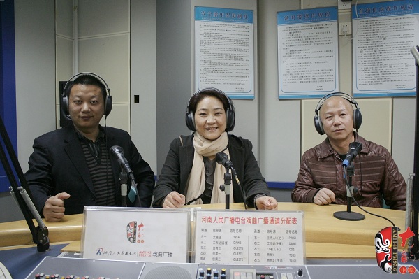 本次傳統(tǒng)古裝大戲《三哭殿》的輔導(dǎo)老師之一、著名越調(diào)演員李娟（中）及本次大戲的主要演員做客直播間