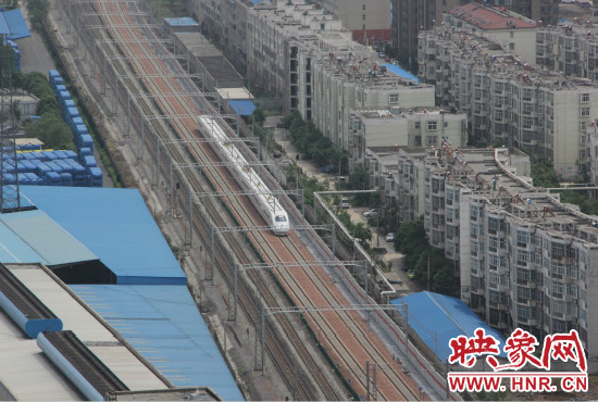 4日上午8點(diǎn)10分，隨著一聲汽笛長(zhǎng)鳴，一列“子彈頭”列車緩緩駛出鄭州車站。