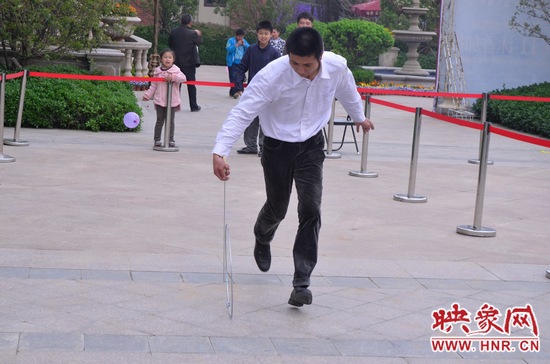 說是比賽，其實就是活力的釋放，就是開心的海洋，丟沙包、踢毽子、三人四足、滾鐵環(huán)等項目