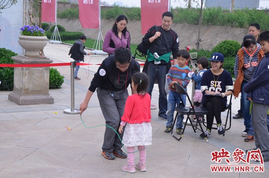 當然啦，也有小天使現(xiàn)場跟爸比罷工的，就是不跳，弄的爸爸也哭笑不得。