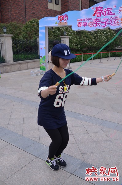 小麥也是現(xiàn)場玩起了跳繩，技術(shù)不錯嘛！