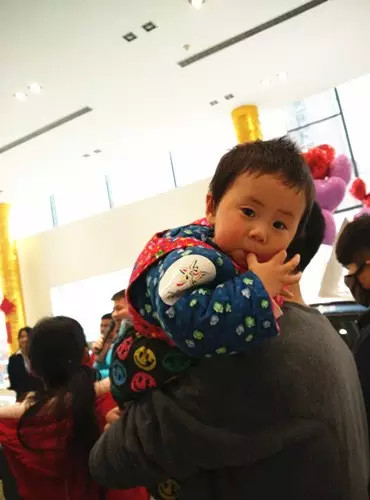 小朋友雖然你骨骼清奇，但是米、油你照樣拎不動(dòng)啊，還是乖乖的油卡拿好吧。