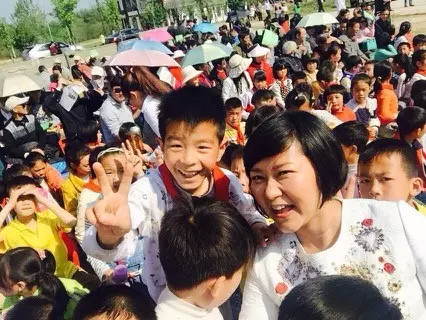 現(xiàn)場看來，陶真姐姐更是倍受孩子們的歡迎！