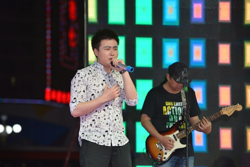 首先出場的是主播佳雨，一首《李白》，瞬間將現(xiàn)場的火熱氣氛點著。