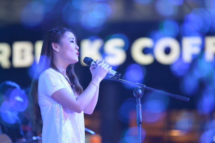 接下來是主播丹丹的《辛德瑞拉》，作為一個音樂節(jié)目的主播，唱歌當(dāng)然都是毛毛雨。