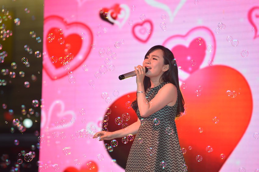 夢茹選擇了走溫情路線，《至少還有你》唱的是深情款款。