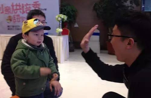 老楊你真心的是童心未泯啊，來，跟叔叔Give Me Five！