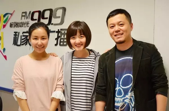 跟兩位女神在一起，莫非你知道你此刻有多招小編嫉恨？