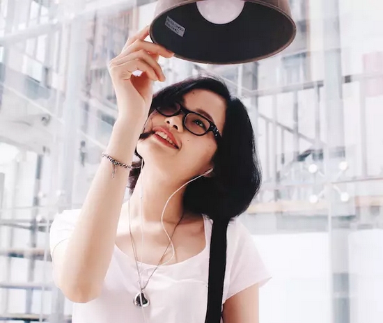 當(dāng)然，怎么能少的了美女出鏡？