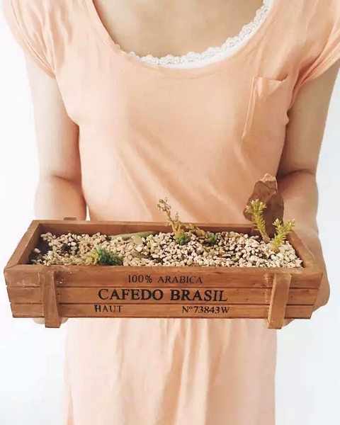 我們同時也在撫摸著希望，從中了解鄭州的生命張力。