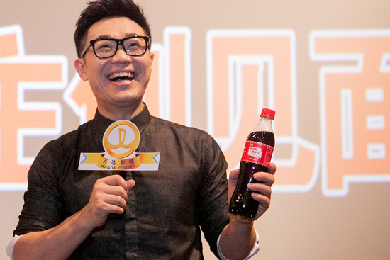 大鵬手持印有自己名字的專屬可口可樂(lè)臺(tái)詞瓶