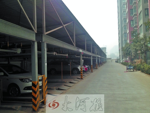 中原區(qū)新禧園小區(qū)，靠著圍墻的空地，建成兩層立體車庫。