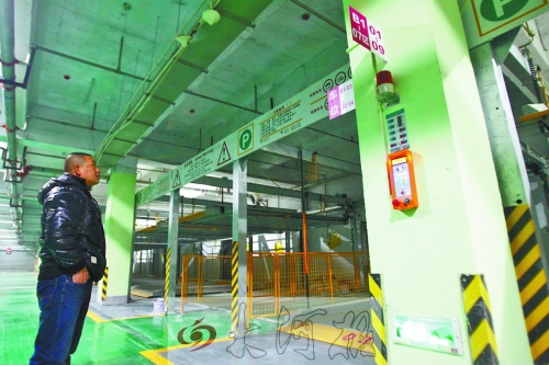 翰林世家小區(qū)的地下車庫，一層改造成兩層，可多停放50輛車。