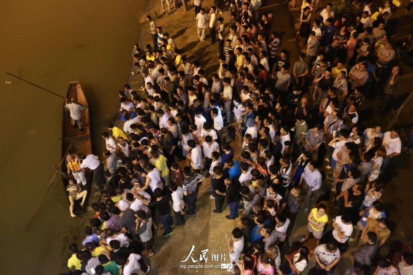 6月4日晚，湖南省婁底市二大橋跳河自殺的女子遺體被打撈上來。