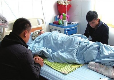 同學們在病房看望龔鈺犇 同學們在病房看望龔鈺犇