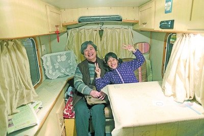  天黑了，外面風(fēng)雨交加而董怡汶坐在溫暖的房車?yán)铩? oldsrc=