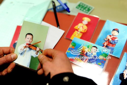 　每當(dāng)想兒子時，熊爸只有盯著照片看