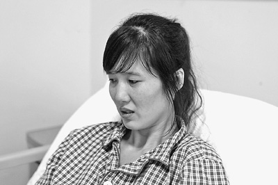 郭萍先做完手術(shù)的左腳剛剛拆線，但還打著石膏，鋼釘也尚未取出