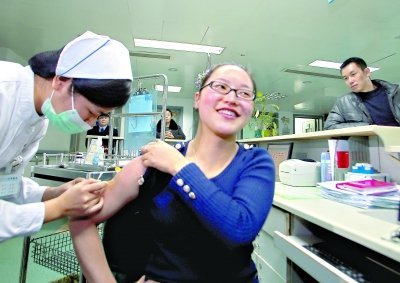 昨日，向雪敏在同濟(jì)醫(yī)院血液科病房打動(dòng)員劑，丈夫陳武右在身后注視著妻子 記者傅克強(qiáng)