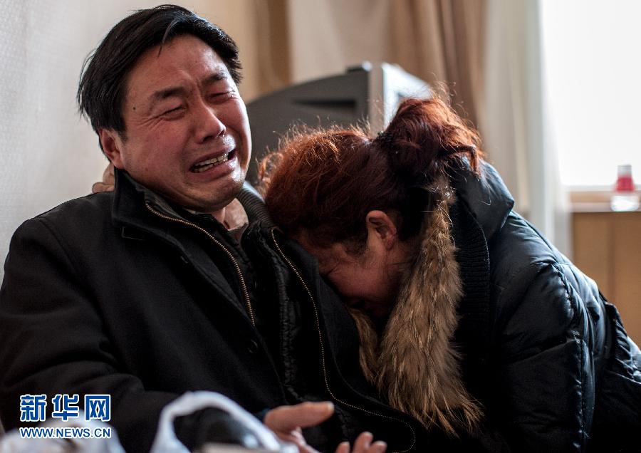 2月5日，遇難大學(xué)生郭培（化名）的父母抱頭痛哭。