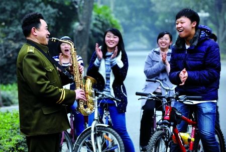 自學(xué)三種樂器，大學(xué)保安哥夢想開音樂會