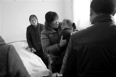 　　2月28日，薛集鎮(zhèn)秦集衛(wèi)生院一房間內(nèi)，親屬在勸哭泣的遇難者張晴的母親。