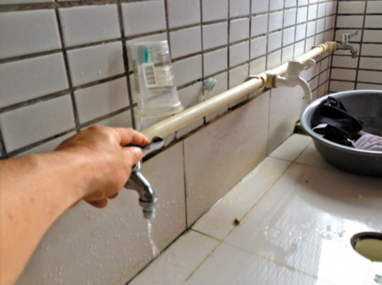 宿舍沒水學(xué)生接雨水洗澡？學(xué)校稱是學(xué)生惡作劇