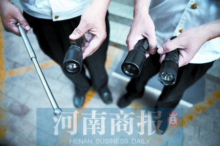 鄭州8名小學(xué)生持警棍、電擊槍街頭“火拼”