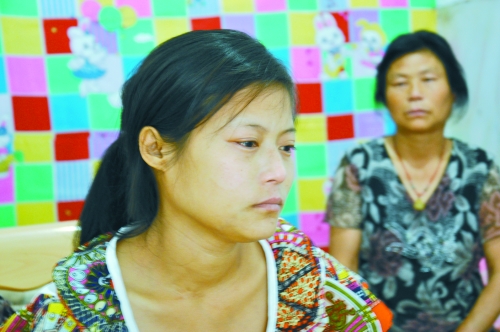 王學(xué)鳳望著女兒，一言不發(fā)