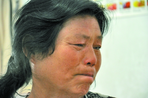 談及女兒的病情，王學(xué)鳳不禁哭了出來(lái)