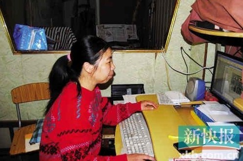 在狹小簡(jiǎn)陋的住處，陳敏莉最專注的事情是通過(guò)網(wǎng)絡(luò)即時(shí)了解公益信息