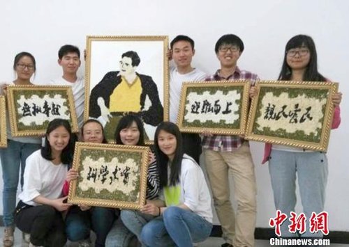 大學(xué)生們?yōu)榧o(jì)念焦裕祿，用黑豆、綠豆、大米等糧食在硬紙板上創(chuàng)作的糧食畫