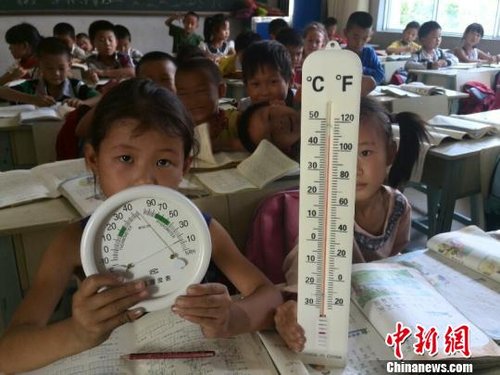 6月3日，下午四點(diǎn)，昆明市東川區(qū)因民鎮(zhèn)中心學(xué)校一年級教室溫度達(dá)到44℃